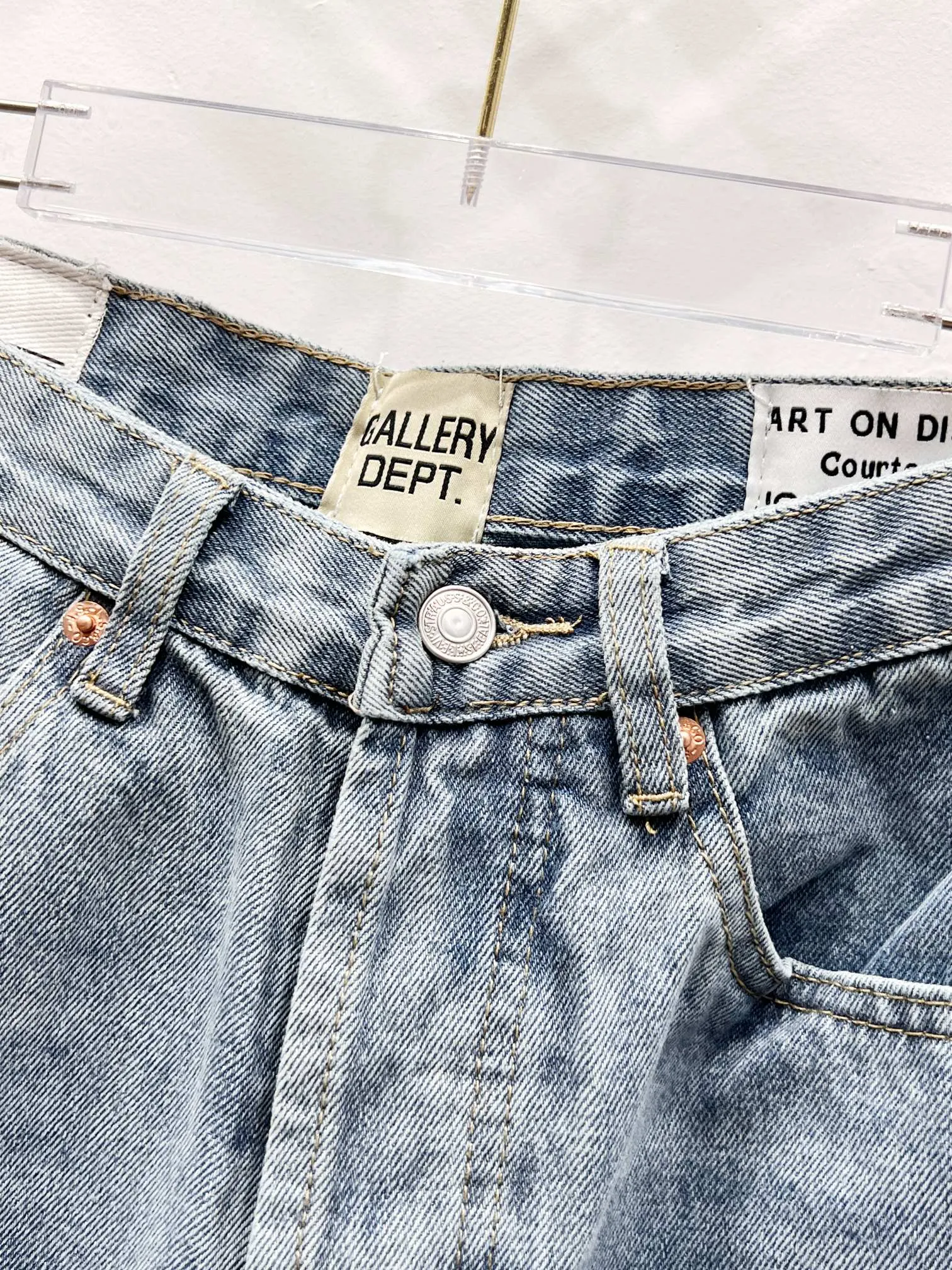 P260 Style No.: (c065) GALLERY DEPT spliced cross loose washed flared jeans, truly restoring the ultimate texture of Vintage. The original hardware accessories, washed and other elevators, QR code analysis are all purchased from the original factory, high degree of restoration, you are welcome to compare the products~ Three-dimensional version, loose and comfortable, not picky about the figure, taller and slimmer, factory Seiko, original factory quality control, same style for men and women, can be matched with couples, versatile recommendation, must-have jeans for all seasons, fashionable people have been disappointed From the quality selection of fabrics, the tailoring of details, and the matching of patterns, everything is impeccable! The upper body is so handsome when worn...it can be easily worn by men, women and children! The craftsmanship uses heavy-duty washed pure cotton denim fabric. After washing, it is soft and thick. It is very stylish when worn on the body. Size: 28, 30, 32, 34, 36 (S-XXL) Color: Stitching